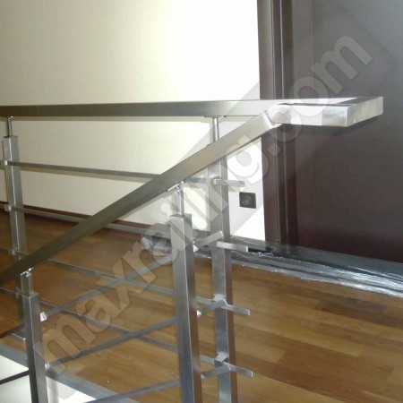 Парапет за стълби